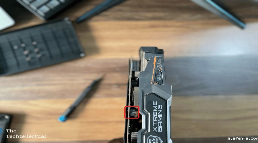 识别可能妨碍的风扇或 RGB 接头连接器。