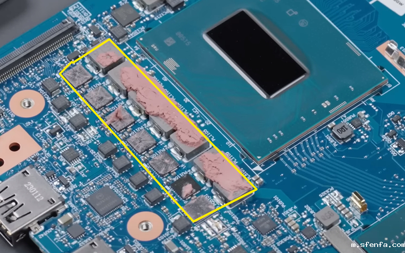 CPU供电部分使用导热泥导热